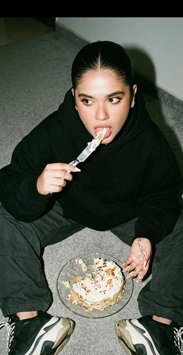 Example generated from “YouTube Thumbnail - Street Glamour Cake Knife Portrait”