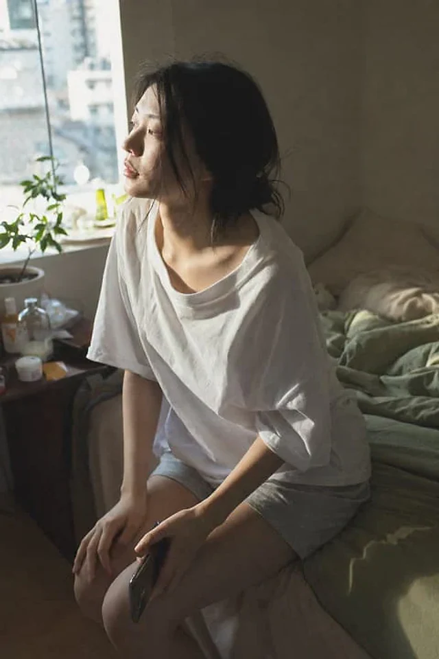 Example generated from “室内晨间写实摄影”