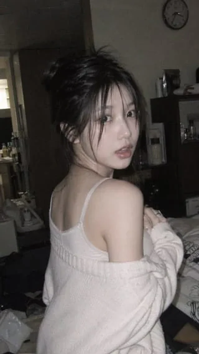 Example generated from “昏暗室内纯真少女的意外回眸”